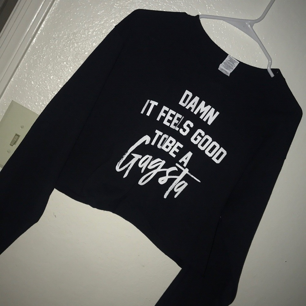 A medium Black crop top shirt🖤